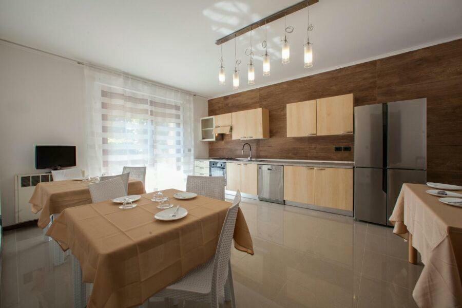 B&B Holidays Artisti Peschiera del Garda Exterior foto